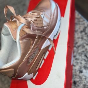 Nike Rose Gold Grade school Size:7Y